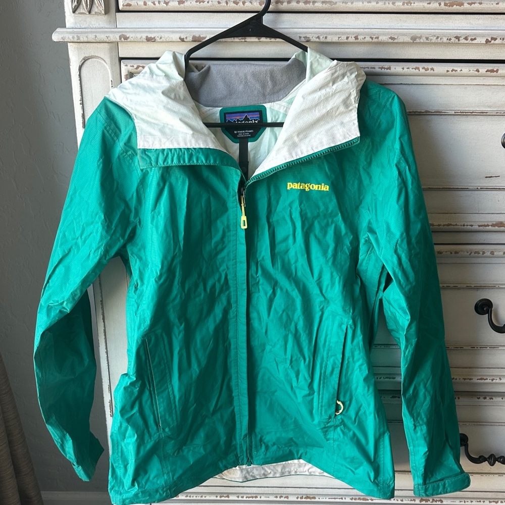 Patagonia Women’s Teal and White Raincoat size M